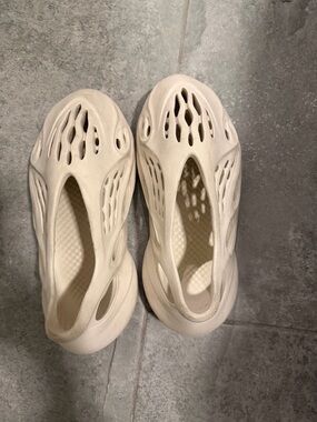 yeezy foam runners